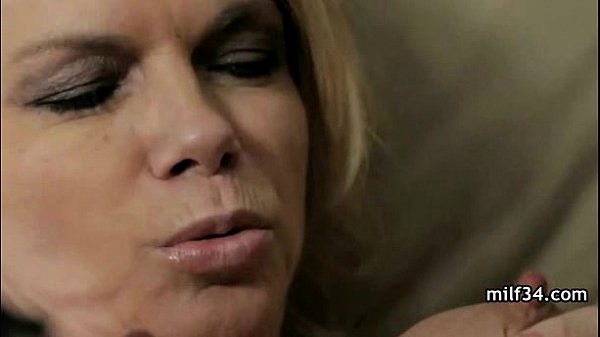 Quyến rũ phòng ngủ lớn sừng MILF'_s