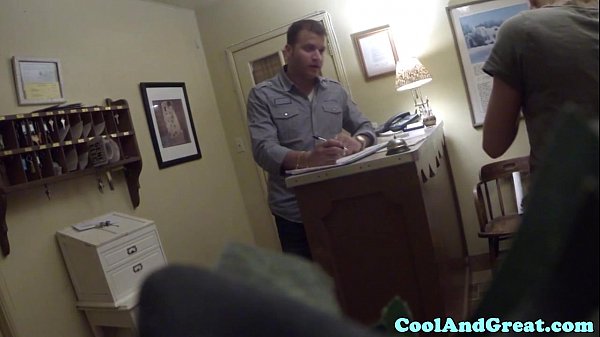 टैटू वाली लड़की स्पाईकैम पर लंड की सवारी कर रही है