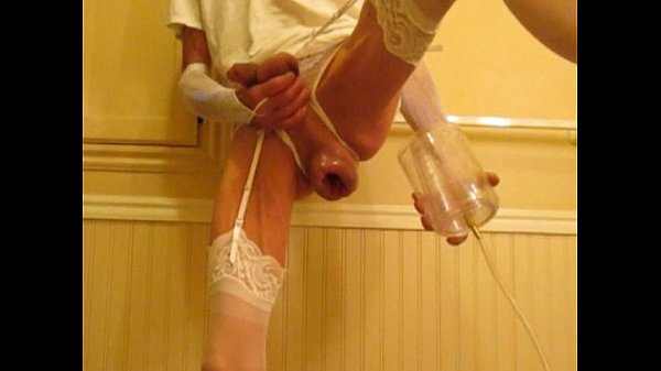 Pompage d'une grosse bite rasée, de couilles et d'une baise de cul et de poing