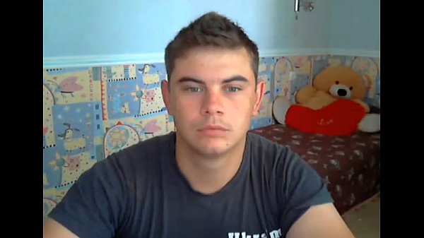 Chico tímido y hermoso con pezones grandes