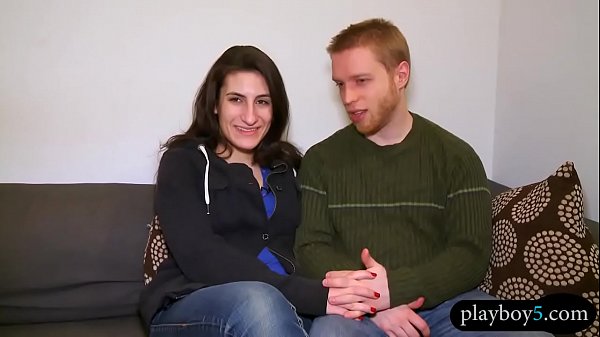 Amateur-Swinger lassen sich bei einer Orgie im Swingerhaus aus