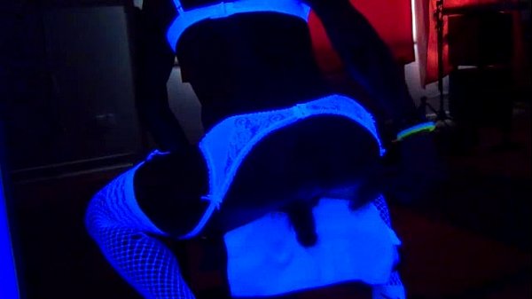 bong bóng tung lên và tát dương vật giả