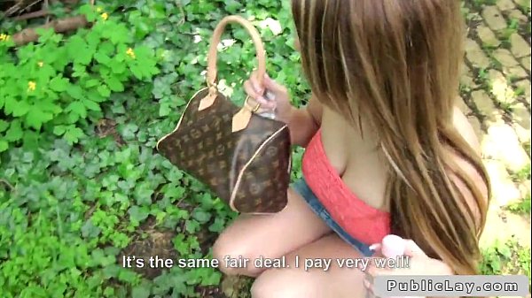 Ragazza mostra le tette e sbatte in pubblico per soldi