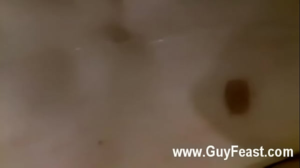 Film gay in cui ha solo diciannove anni ma ha già fatto una cosa a tre.