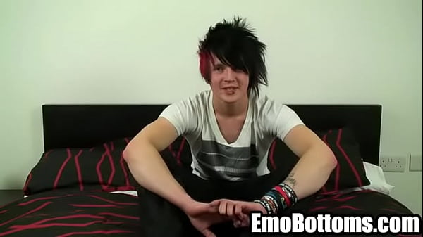 Il ragazzo emo Louis Phantom si accarezza il suo duro schlong1024 1