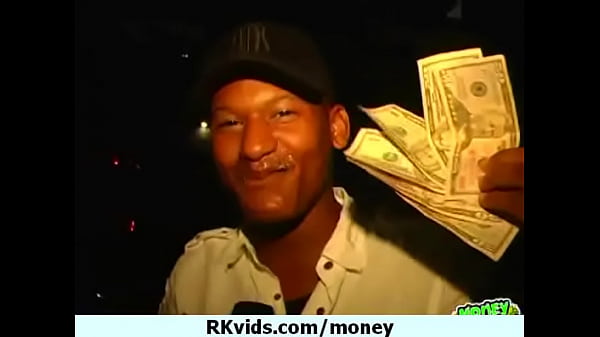 वेश्या को भुगतान मिलता है और सेक्स के लिए टेप 22 मिलता है