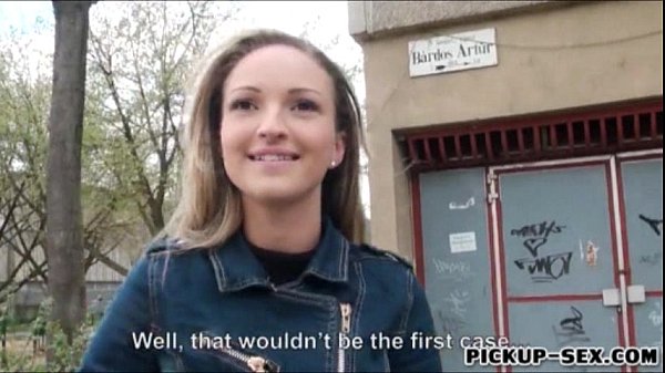 Eurobabe Melanie mostra le sue tette e si esercita per soldi